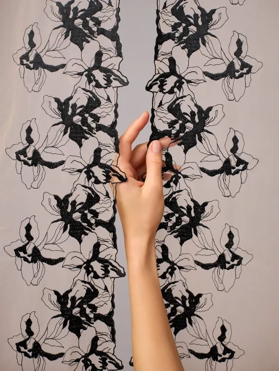 05-165 Вышивка на неэл. сетке 22 см, бежевый/черный (правая)