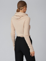 Женский бежевый джемпер с воротом-трубой