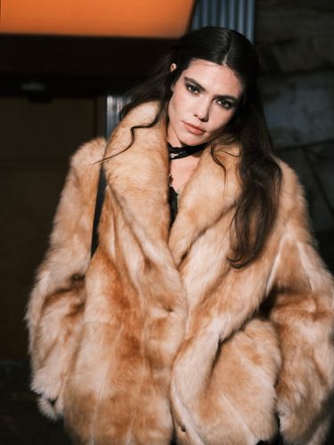 Короткая шуба из овчины и шалевым воротником