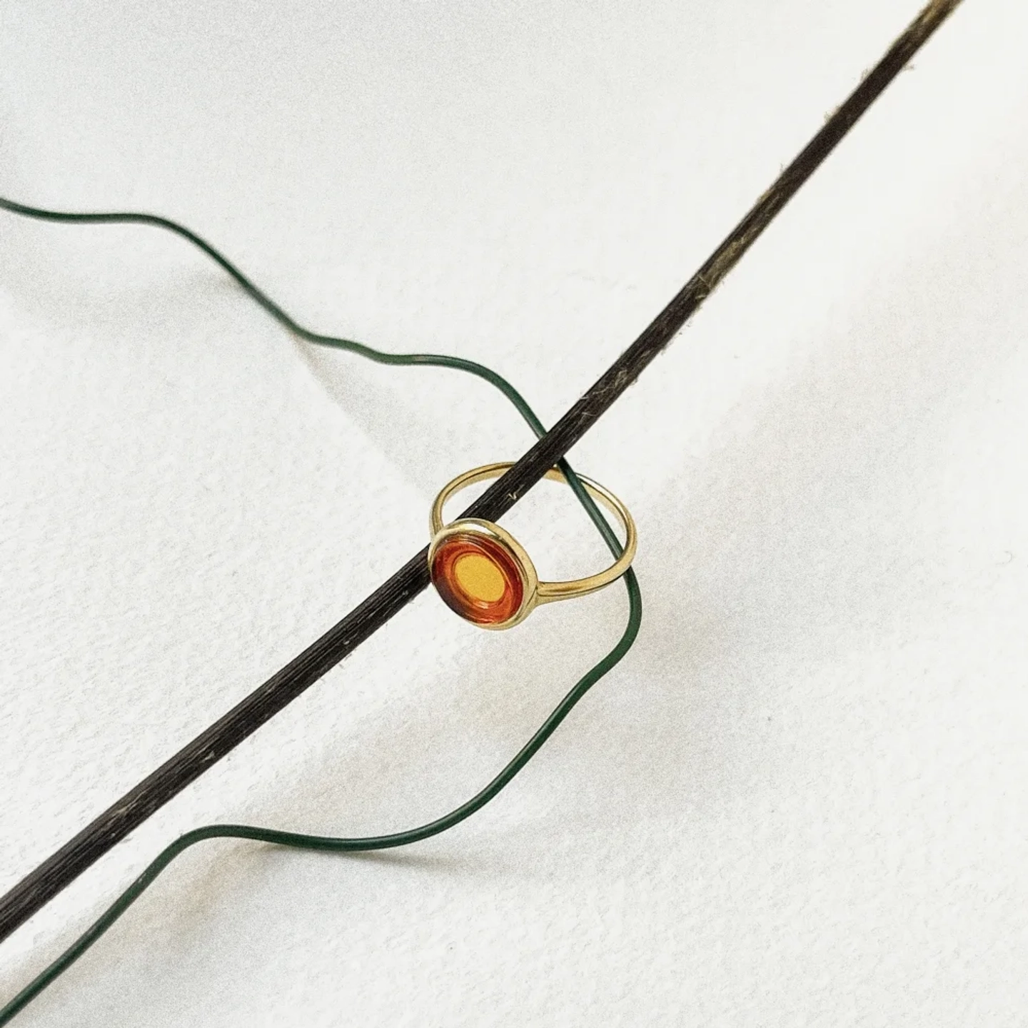 Кольцо тонкое с кругом, коньячный янтарь, позолота