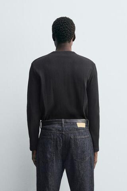 ZARA ФУТБОЛКА ИЗ РЕЛЬЕФНОЙ ТКАНИ С ВОРОТНИКОМ НА КНОПКАХ, ЧЕРНЫЙ