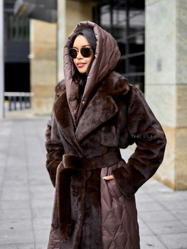 Шоколадный комбинированный пуховик с капюшоном и поясом