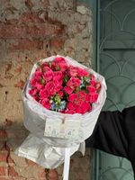 Букет из яркой кустовой пионовидной розы и оксипеталума