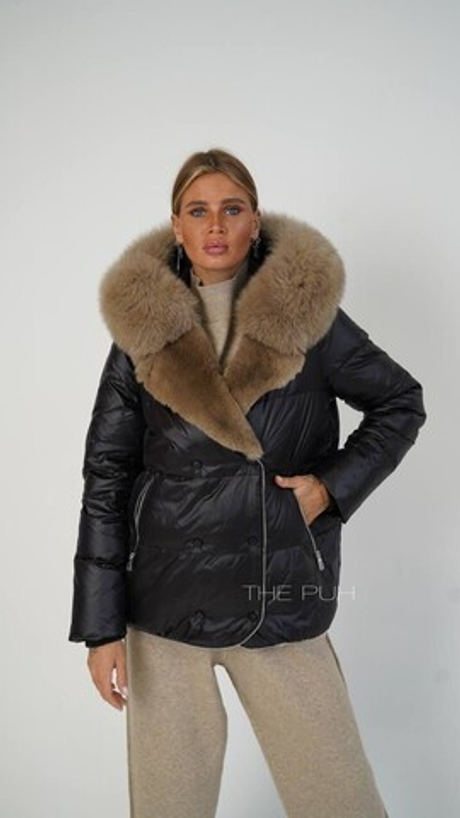 Черно-коричневый пуховик с меховой отделкой