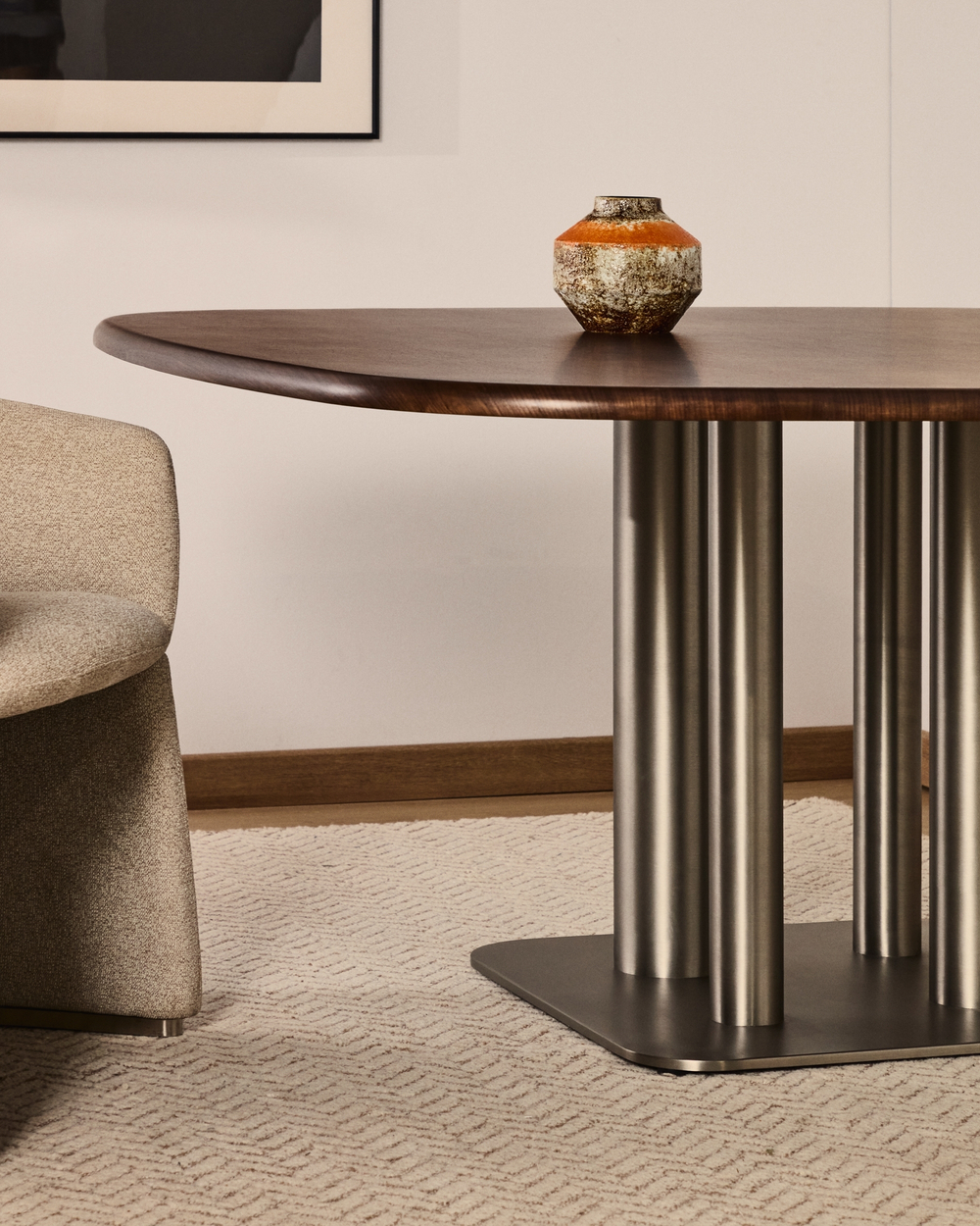 Стол Melvar из 100% орехового шпона с основанием из стали 150 x 150