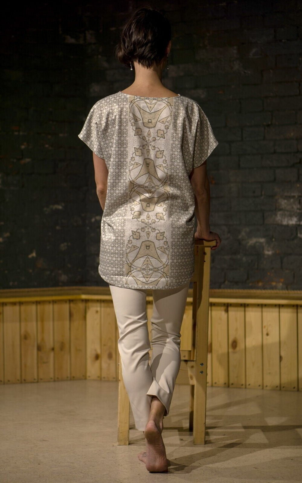 Футболка "Красный колокольчик", по мотивам художника Макса Эрнста, картина "Красный колокольчик"