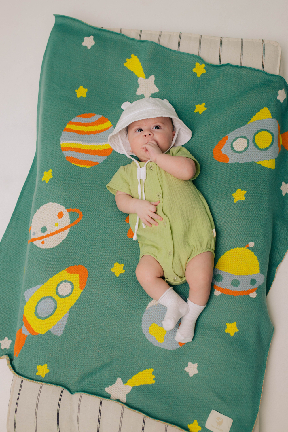 8060-192 Плед вязаный (космос)