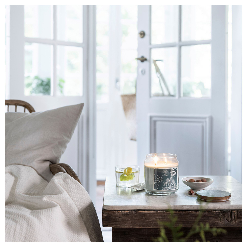 Свеча ароматическая IKEA BUKETTAPEL (БУКЕТТАПЕЛЬ), Бергамот и кедровое дерево, Бледно-зеленый, 70 часов