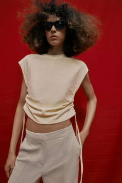 ZARA ФУТБОЛКА В СТИЛЕ РУСТИК СО СБОРКАМИ, ЦВЕТ СЛИВОЧНОГО МАСЛА