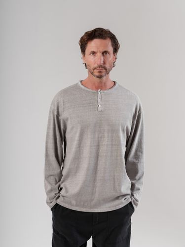 Серый лонгслив на пуговицах