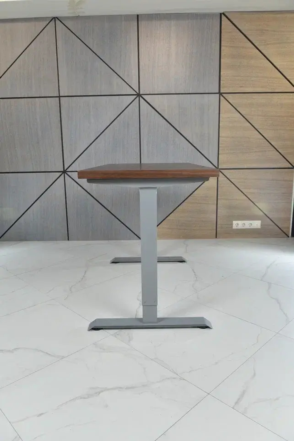 Регулируемый компьютерный стол Bazalt с регулировкой по высоте — столешница МДФ Американский орех