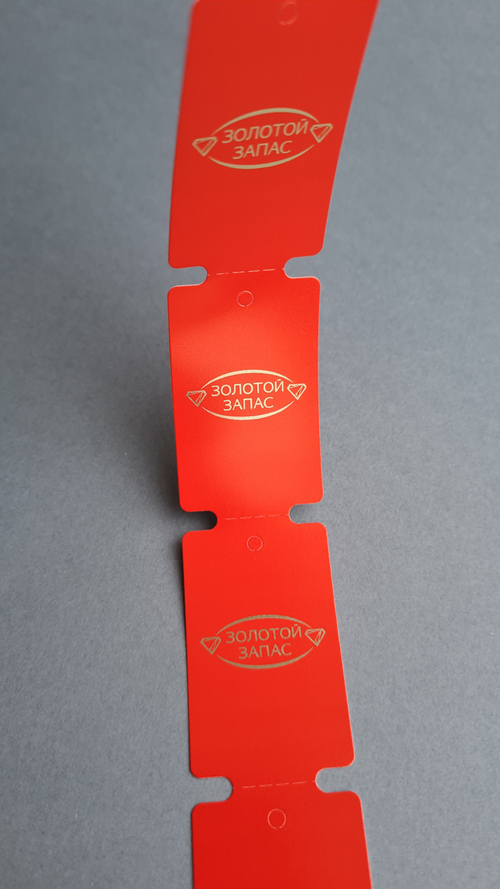 Ярко-красные бирки, печать золотым цветом
