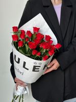 Кулек из кустовых роз в красном оттенке