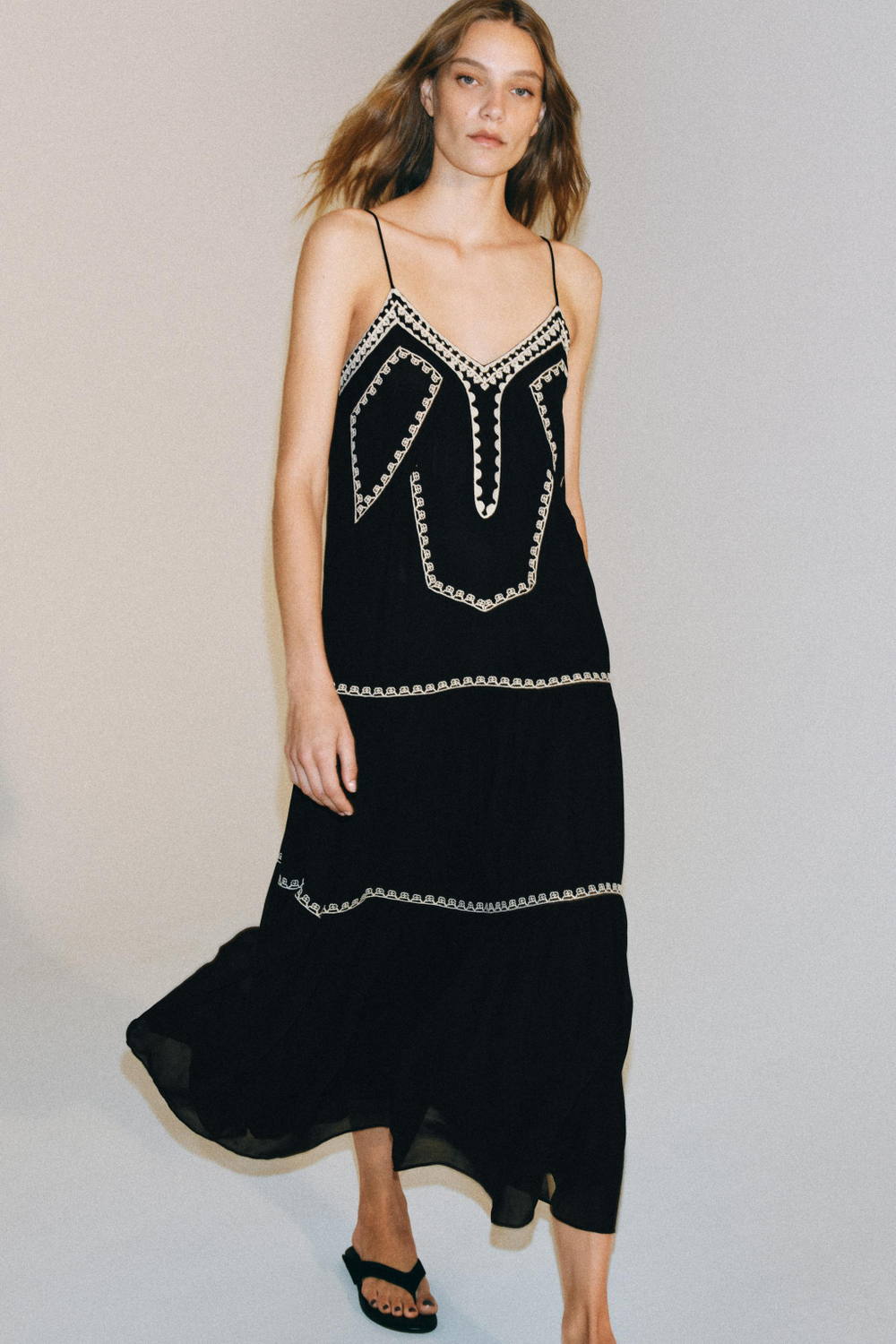 ZARA ДЛИННОЕ ПЛАТЬЕ С ВЫШИВКОЙ ИЗ КОЛЛЕКЦИИ ZW, ЧЕРНЫЙ/ЭКРЮ