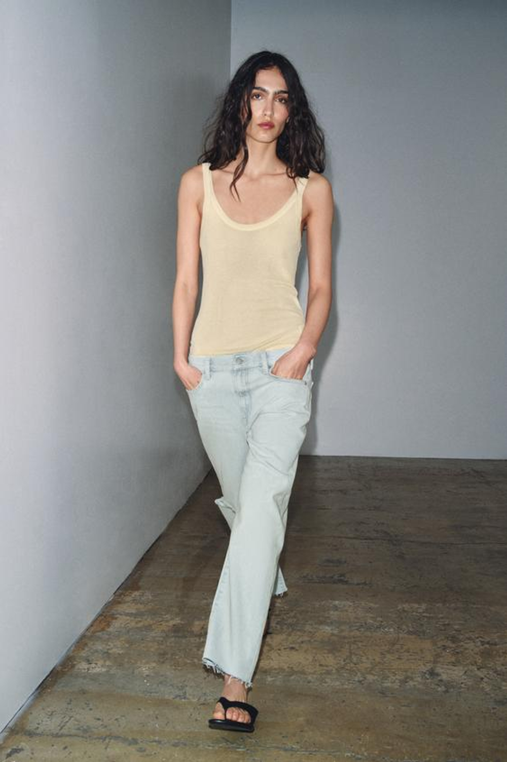 ZARA ДЖИНСЫ ZW COLLECTION ПРЯМОГО КРОЯ СО СРЕДНЕЙ ПОСАДКОЙ И РВАНЫМИ ДЕТАЛЯМИ, ГОЛУБОЙ