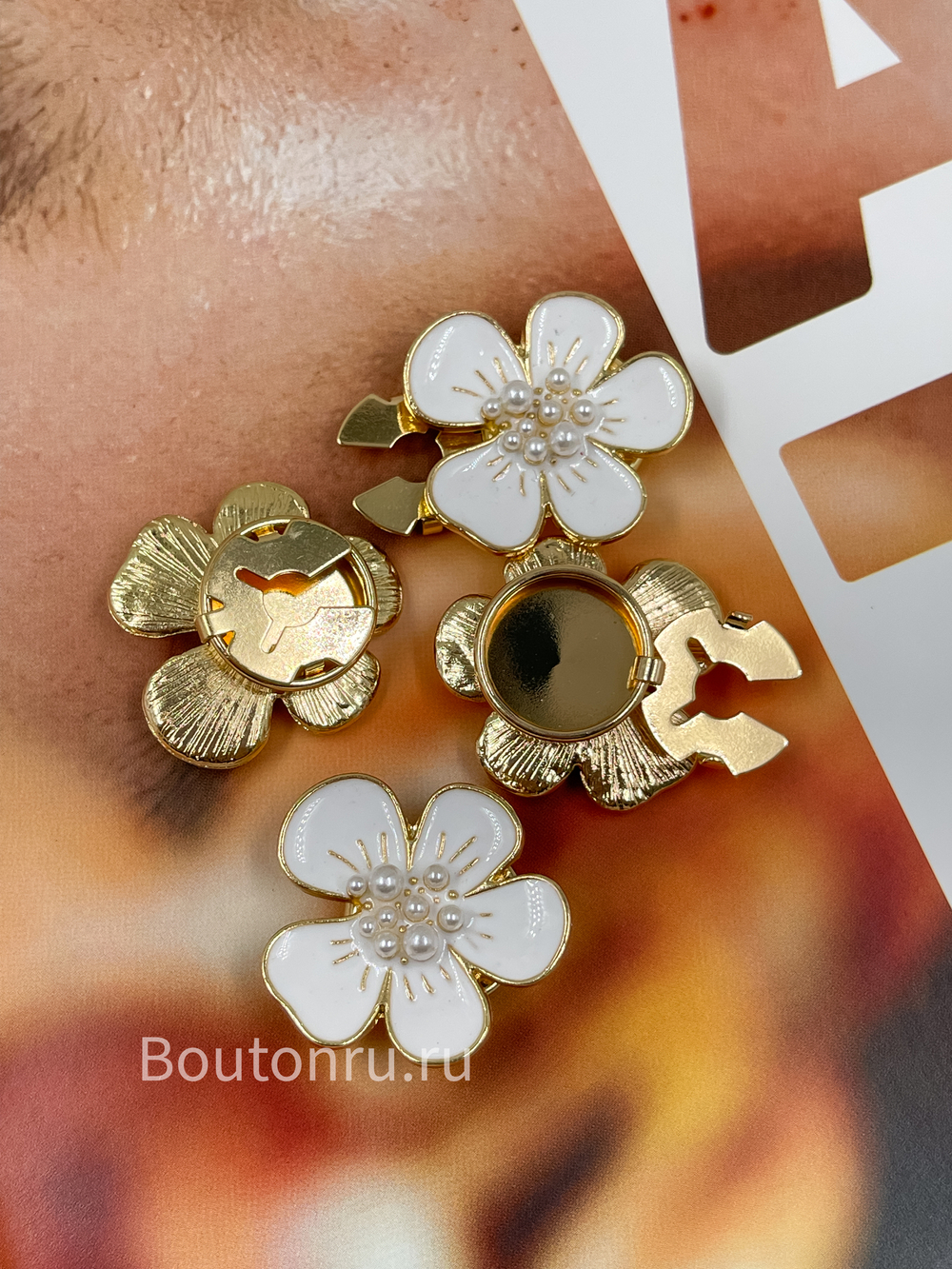 Накладка на пуговицу золотистая с белой эмалью в форме цветка с жемчугом (клипса)