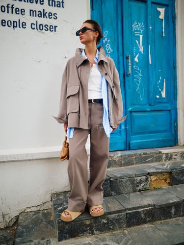 Серый костюм из объемной куртки и брюк