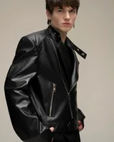 Черная кожаная куртка 