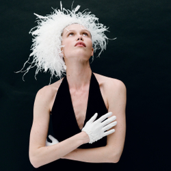 Ободок из белых страусиных перьев