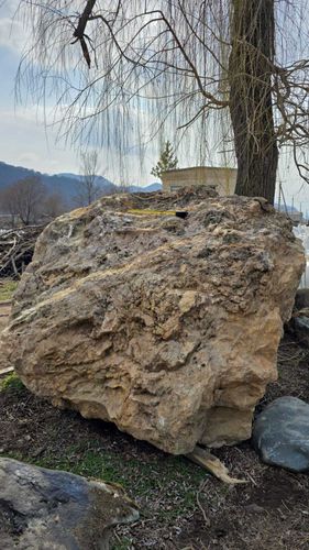Такой валун не только привлечет внимание, но и создаст атмосферу уюта и гармонии.