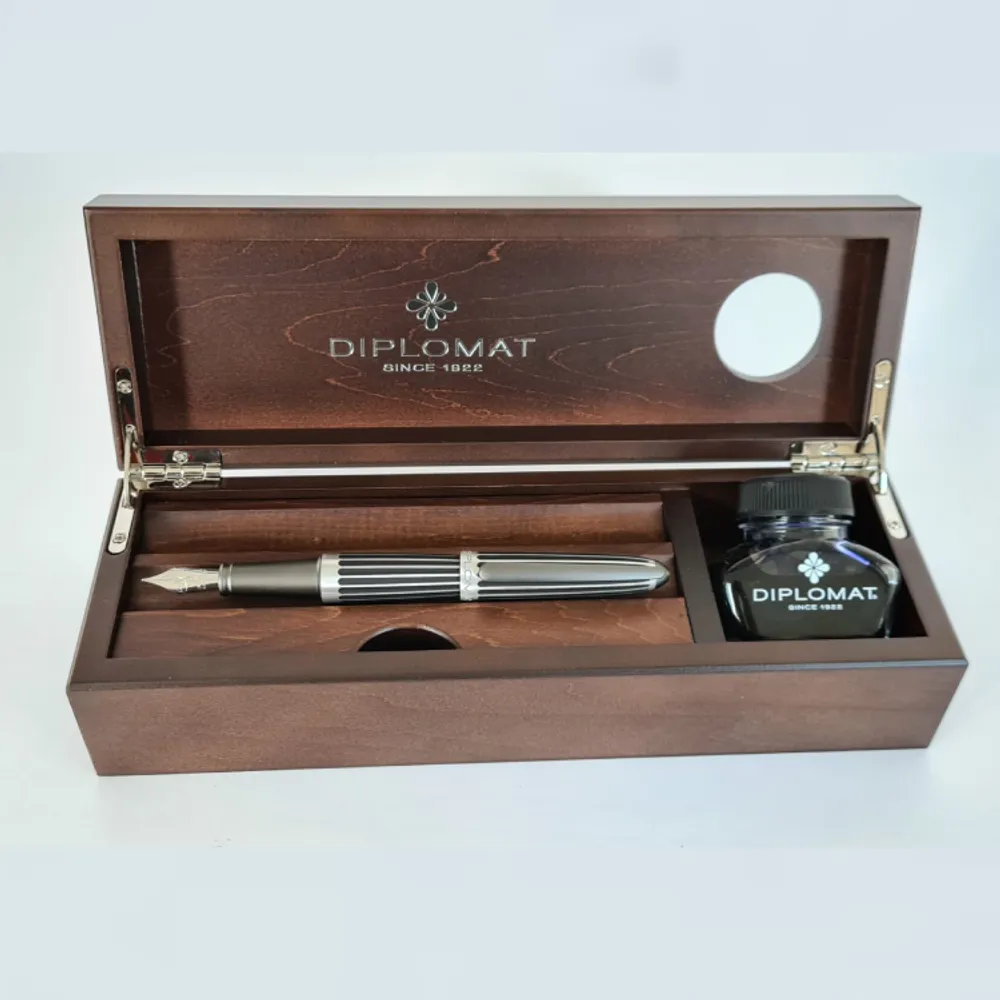 Перьевая ручка Diplomat Aero Stripes с пером F (D40318023) 4