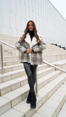 Двубортное укороченное пальто в голубую клетку