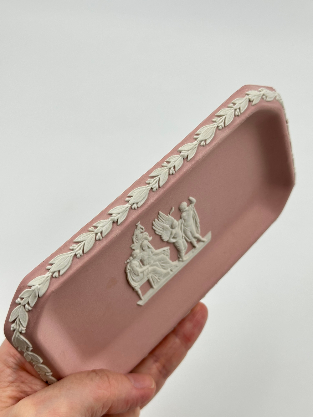 Миниатюрная розовая тарелка Wedgwood