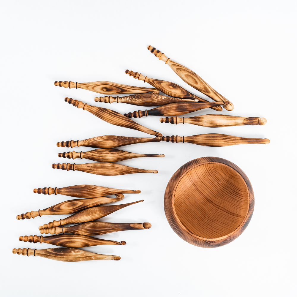 Набор деревянных крючков для вязания из древесины кедра 17 шт. (3-14 мм) с клубочницей. KN25