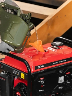 Генератор бензиновый MTX RS-4000E, 3.3 кВт мощность и 208 см3 объем двигателя, 15 л объем топливного бака, электростартер и блок AVR, 2 розетки и датчик уровня масла, 946125