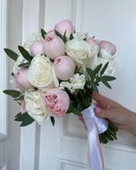 Свадебный букет из кустовых пионовидных роз, диантусов, одноголовых роз и эвкалипта