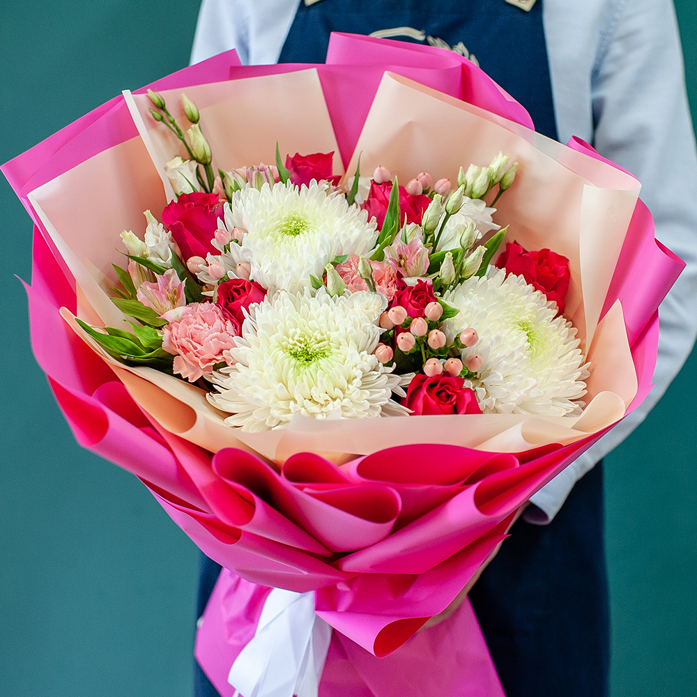 Малиновый букет с одноголовой хризантемой и розами
