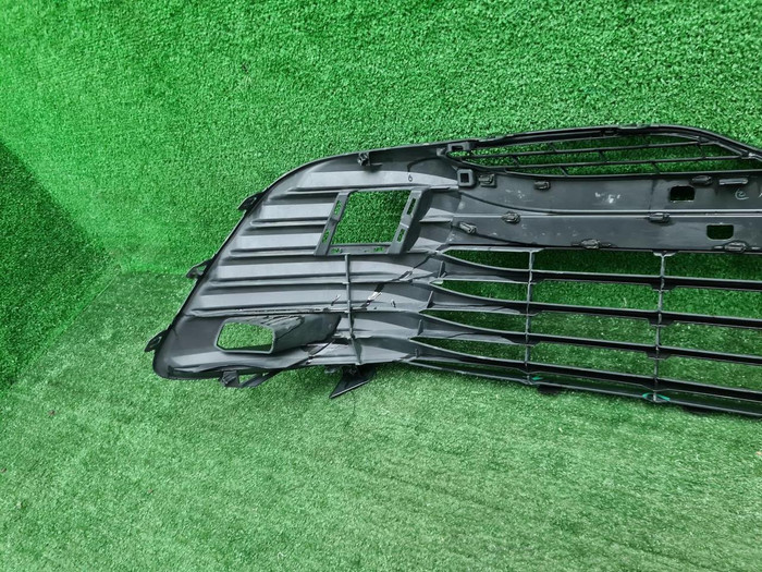 Решетка переднего бампера Toyota Camry xv70 17-21