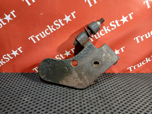 Кронштейн амортизатора нижний правый