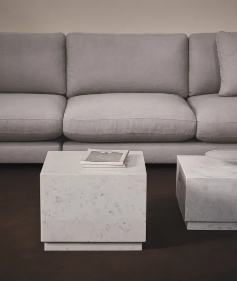 Приставной столик Sorein из белого мрамора 40 x 40 см