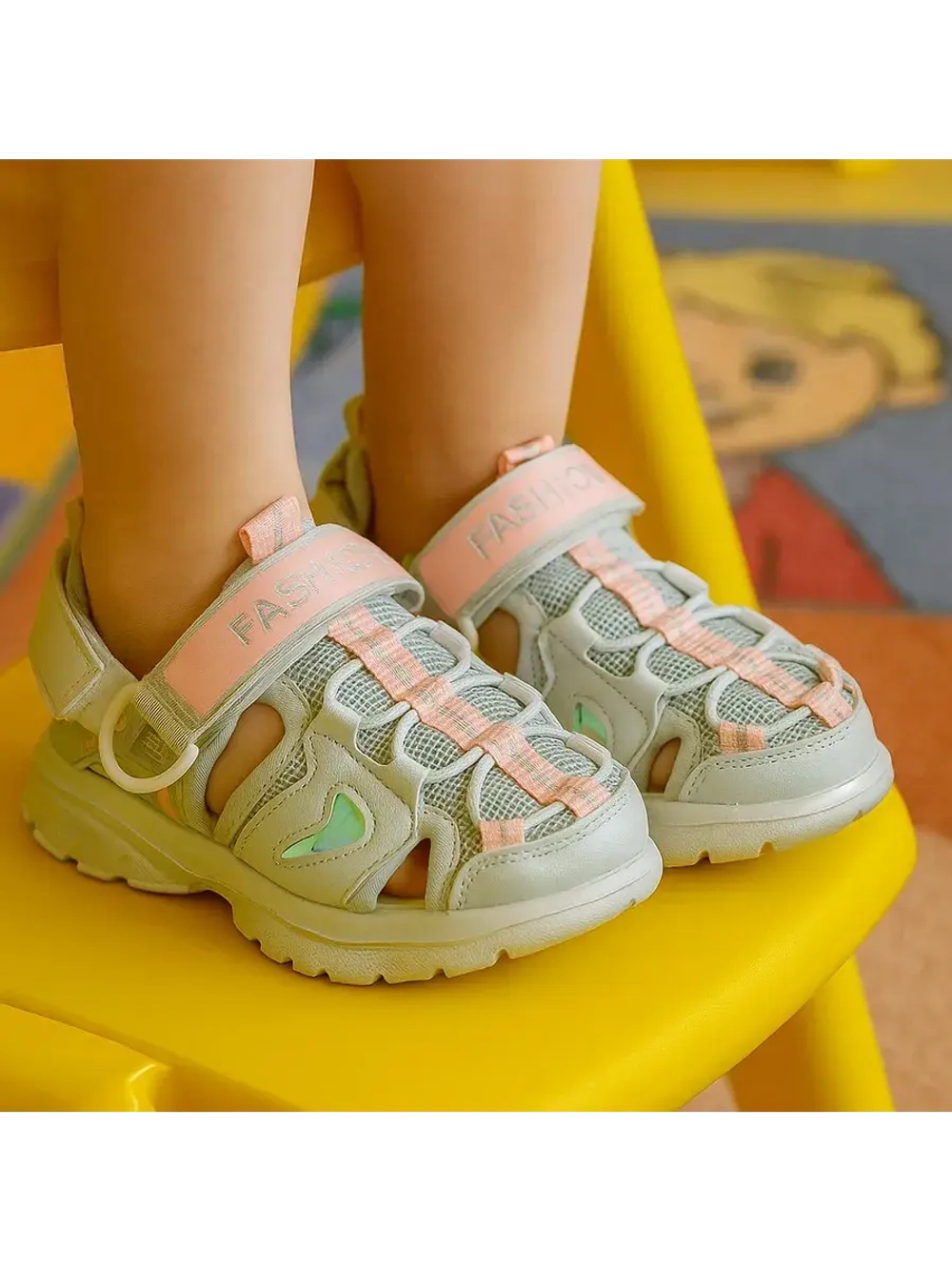 Сандалии для девочки легкие.