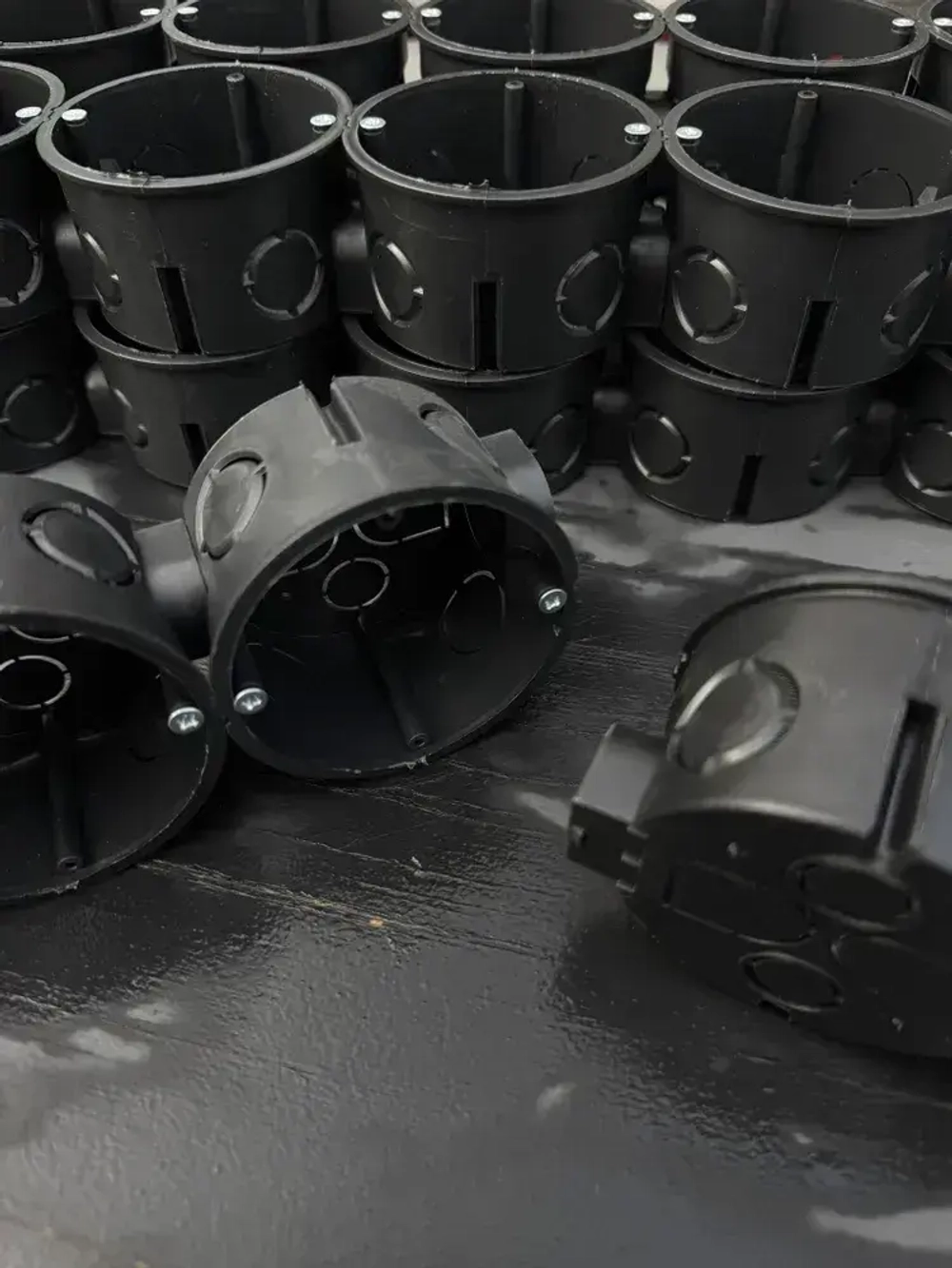 Коробка подрозетник с/у в бетон черный 68х42 (20 шт)