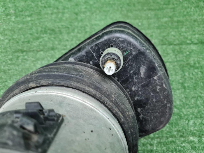 Стойка пневматическая передняя BMW I7 G70 (22-нв)