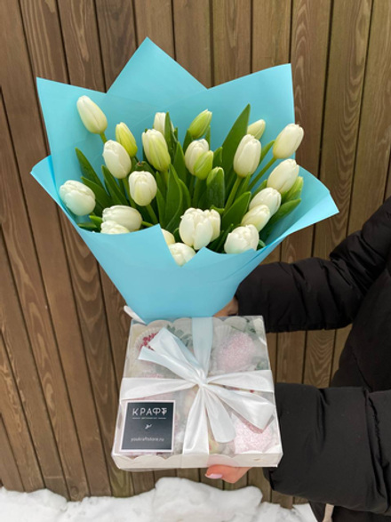 Комбо 25 тюльпанов + коробочка на 9 клубник