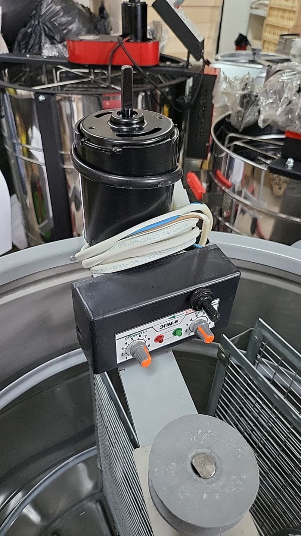 Двигатель для медогонки 12 В ЭПМ-8 (электропривод 90 Вт с блоком управления и таймером)