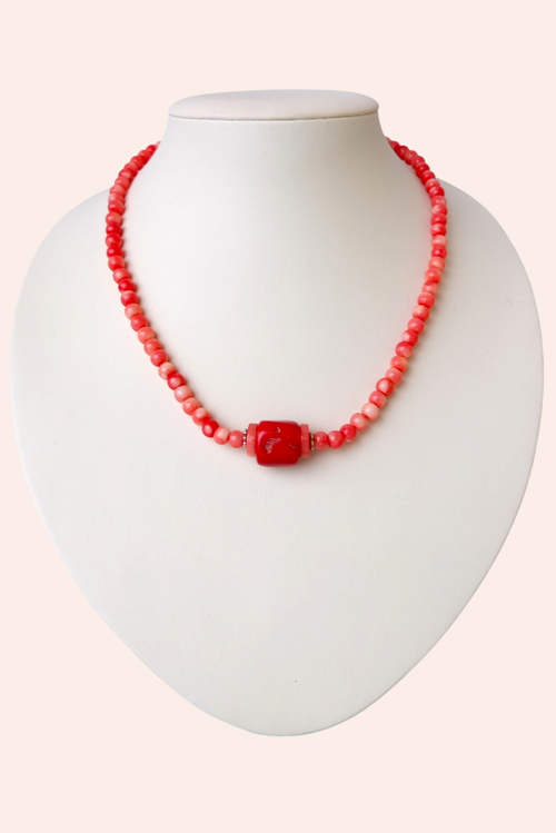 Нежные бусы из коралла