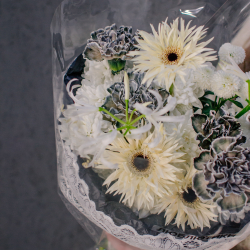 111. Кружевной авторский букет с нерине и диантусами