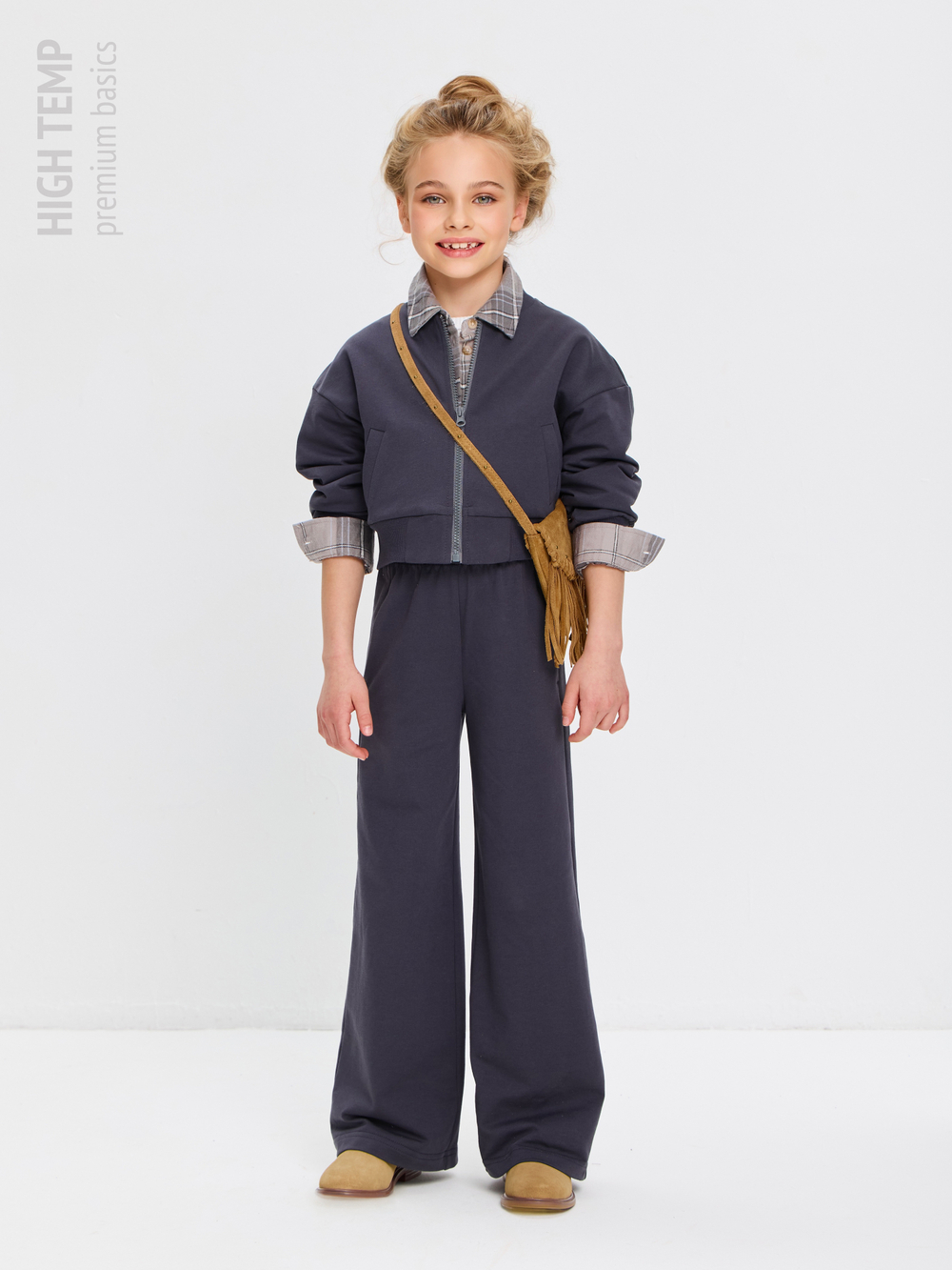 Укороченный бомбер из футера на молнии