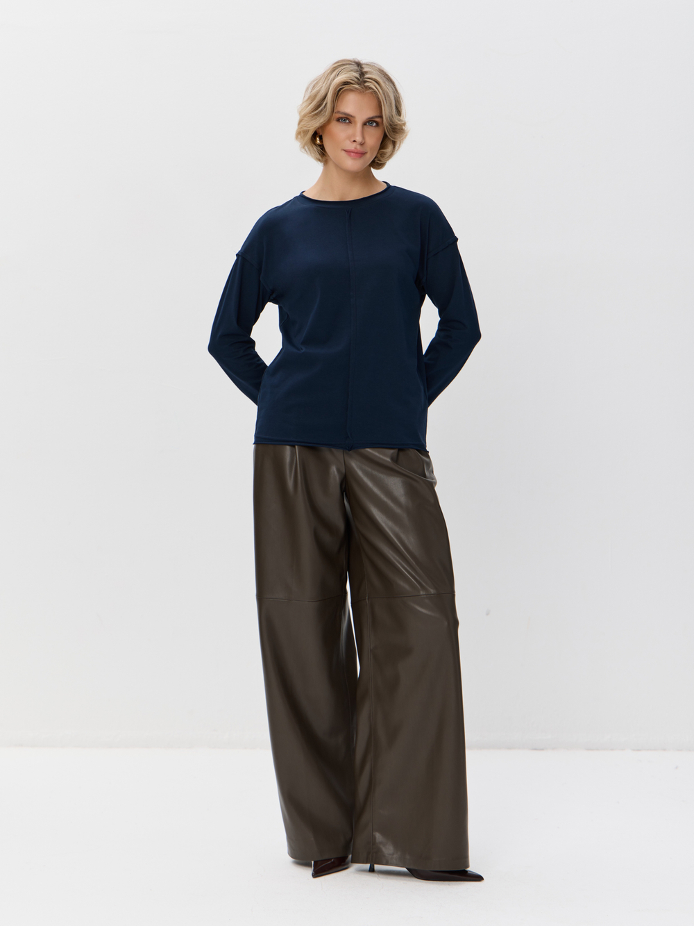 Легкий трикотажный лонгслив со швами наружу