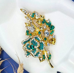 Брошь "Игривая веточка Розы"Выполнена из метала, страз и цирконов.