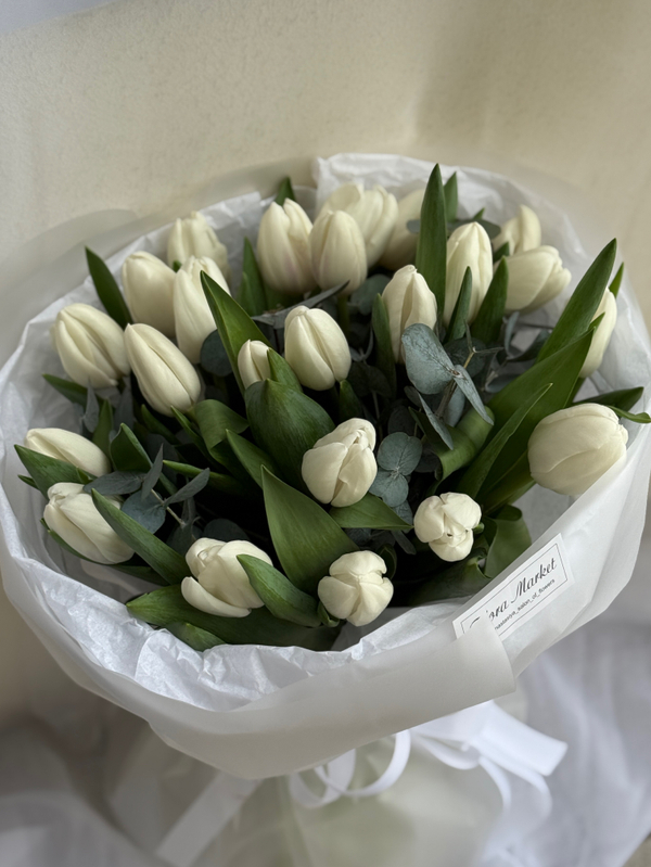Белые тюльпаны и эвкалипт в воздушном оформлении от Флора Маркет