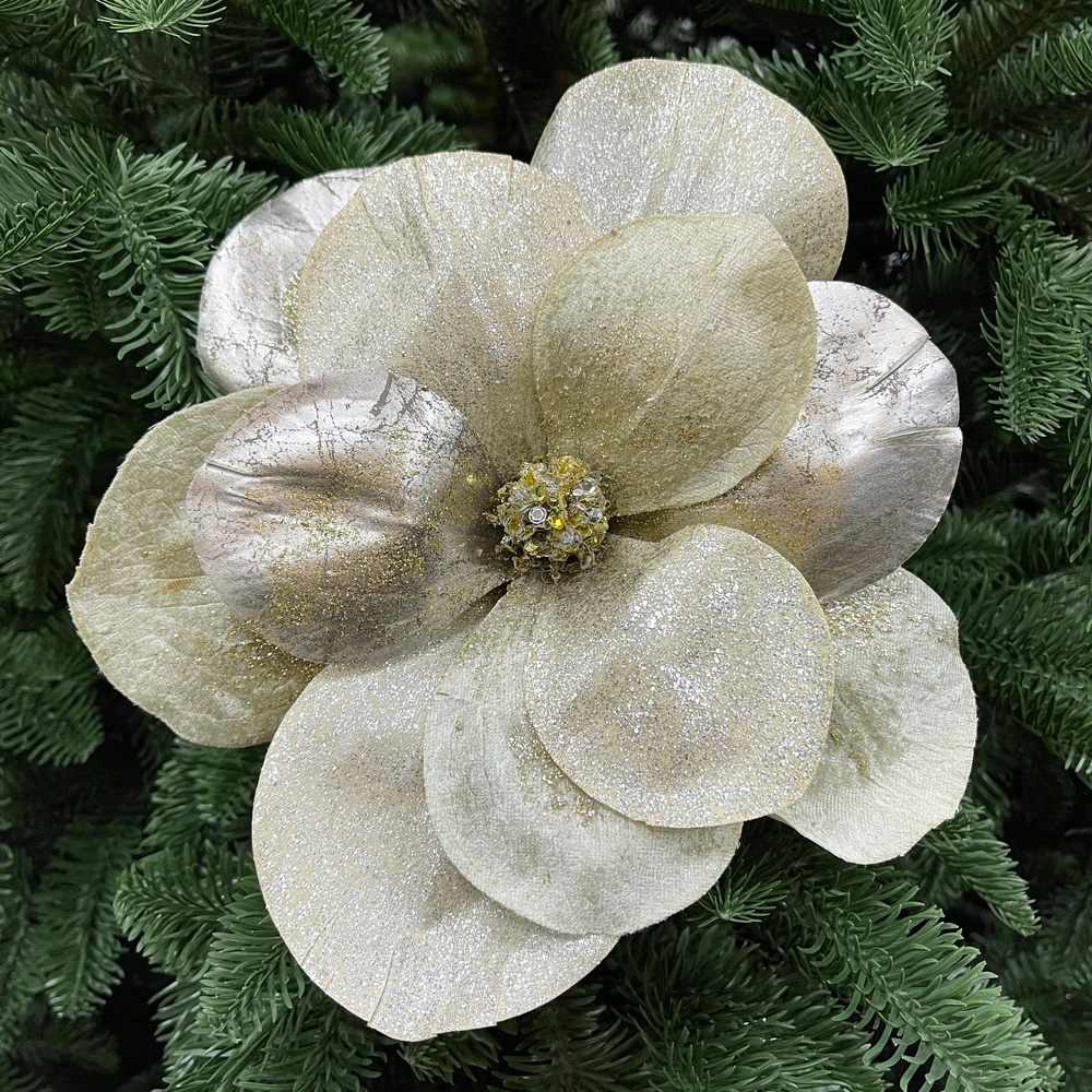 Цветок магнолия на клипсе 20см ChristmasDeLuxe бежевая/золотая