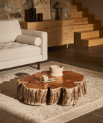 Журнальный столик Tavine из массива акации с выбеленной отделкой, с колесами Ø85 см