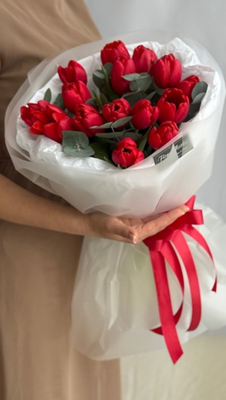 Красные тюльпаны премиум сорта и эвкалипт в воздушном оформлении от Флора Маркет