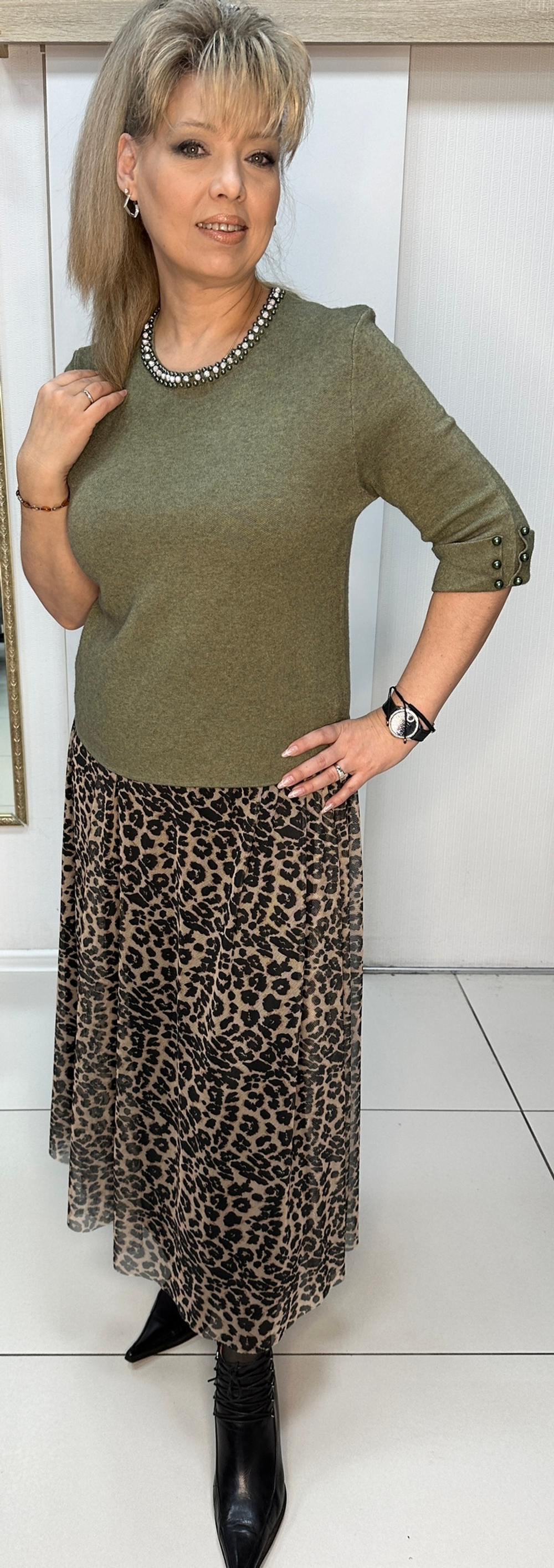 Оливковый короткий джемпер с жемчужной отделкой по горловине