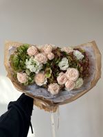 Букет из гортензии, маттиолы, кустовых пионовидных роз, лизиантуса и диантусов